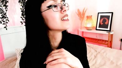 Riverlyyy's dirty-talk yoga session will make you want to strip and join in!