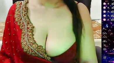 Hoty-Bhabi strips down and gives a hot nipple-tit-job for the camera