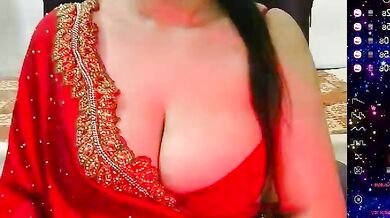 Hoty-Bhabi strips down and gives a hot nipple-tit-job for the camera