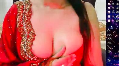 Hoty-Bhabi strips down and gives a hot nipple-tit-job for the camera