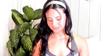 Mindy_sweety's private stripchat with a young petite latin in doggy-style and deepthroat action