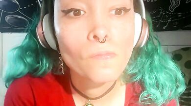 Watch how frizabethkitty strips, fingers, and blows on camera for a hot mixed striptease