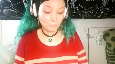 Watch how frizabethkitty strips, fingers, and blows on camera for a hot mixed striptease