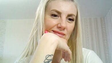 Anna Shark77 strips down and talks dirty with her cheap-privates in a hot, steamy strip chat