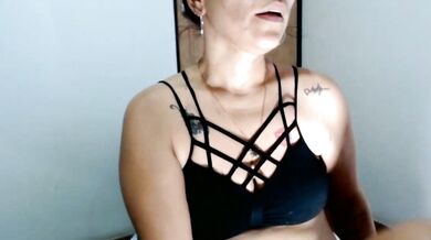 KaiicyQuuen dominates in a kinky strapon-or-vibrator-double-penetration striptease-cum