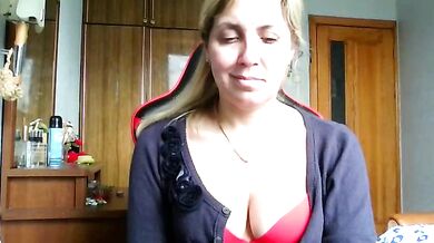 IrinaB1 shows off her curvy body & shows off her naked twerking skills on Camstripchat UK