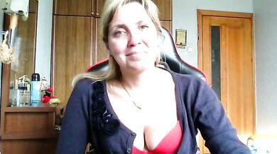 IrinaB1 shows off her curvy body & shows off her naked twerking skills on Camstripchat UK