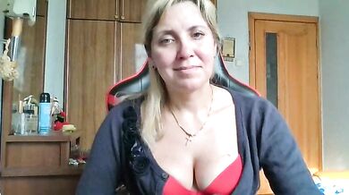 IrinaB1 shows off her curvy body & shows off her naked twerking skills on Camstripchat UK