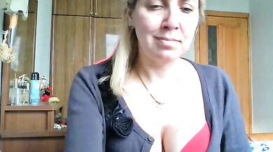 IrinaB1 shows off her curvy body & shows off her naked twerking skills on Camstripchat UK