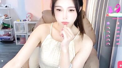 7-Love: Interactive strip show with petite-asian and young chinese cam girls