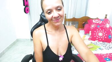 Yeslluisa's Sexy Stripchat Session: Petite Latina Takes on a Big Dildo & Vibrates to Orgasm