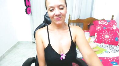 Yeslluisa's Sexy Stripchat Session: Petite Latina Takes on a Big Dildo & Vibrates to Orgasm