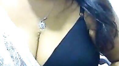 Watch ROSEE_MERRYYYY strip down & show off her tits & ass for your pleasure