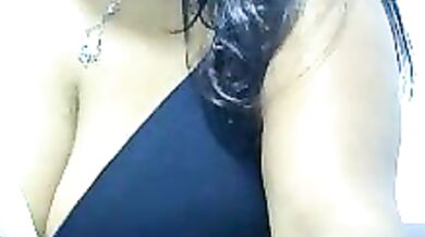 Watch ROSEE_MERRYYYY strip down & show off her tits & ass for your pleasure