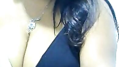 Watch ROSEE_MERRYYYY strip down & show off her tits & ass for your pleasure