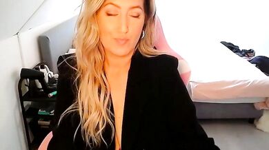 Interactive titties & dirty talk with blonde MILF Tess Toy in Stripchat cam2cam