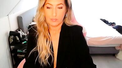 Interactive titties & dirty talk with blonde MILF Tess Toy in Stripchat cam2cam