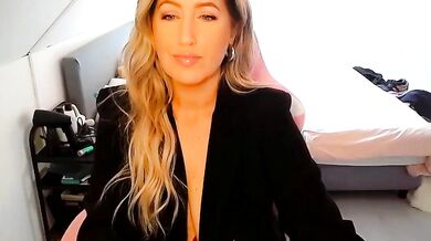 Interactive titties & dirty talk with blonde MILF Tess Toy in Stripchat cam2cam
