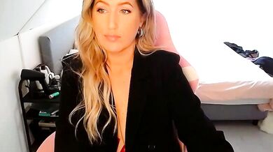 Interactive titties & dirty talk with blonde MILF Tess Toy in Stripchat cam2cam