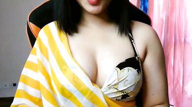 Miami_Carolina strips down & squirts in a hot Indian cam show
