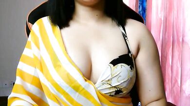 Miami_Carolina strips down & squirts in a hot Indian cam show