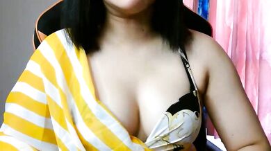Miami_Carolina strips down & squirts in a hot Indian cam show