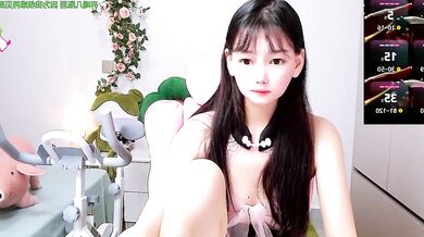 Watch Nuomioooooooo give a steamy black-haired Asian handjob & finger-bang for a private show