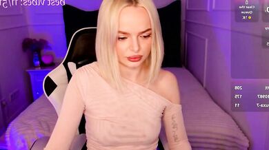 Dirty-talk: Petite-white blondie with tattoos twerks in heels and gets dirty with dirty talk