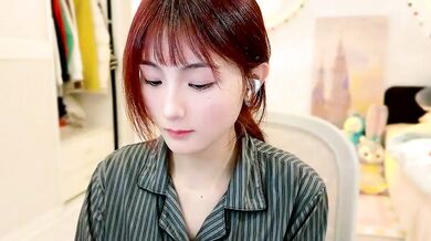 Naughty Asian girl in HD - Dirty talk and small-audience action!