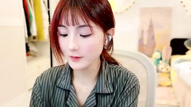 Naughty Asian girl in HD - Dirty talk and small-audience action!