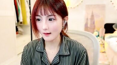 Naughty Asian girl in HD - Dirty talk and small-audience action!