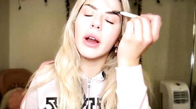 SirenitySirenxx humiliates herself with a big dildo and a vibrator in kinky dance & deepthroat action