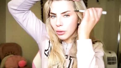 SirenitySirenxx humiliates herself with a big dildo and a vibrator in kinky dance & deepthroat action