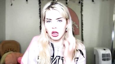 SirenitySirenxx humiliates herself with a big dildo and a vibrator in kinky dance & deepthroat action