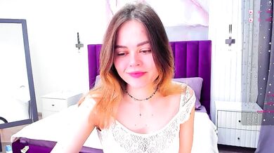 Kelly_Cuutie strips and teases in kinky upskirt video