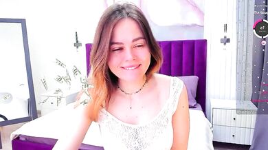 Kelly_Cuutie strips and teases in kinky upskirt video