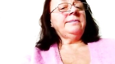 Julia5439, the cheap mature cam girl, shows off her naked body for your viewing pleasure on Medium