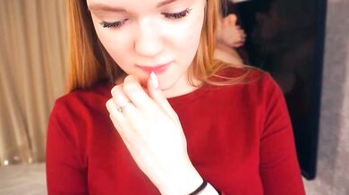 EllenReeves shows off her oil-drenched body and squirts in public