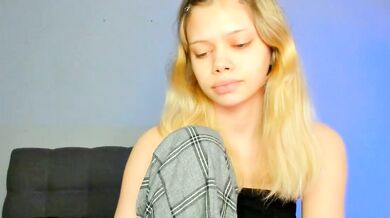 Chansetolove gives a teeny handjob and fisting in HD