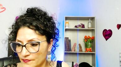 Aromantic Colombian MILF Aromanna Ros3 gets kinky talking dirty & oiled up for a private show