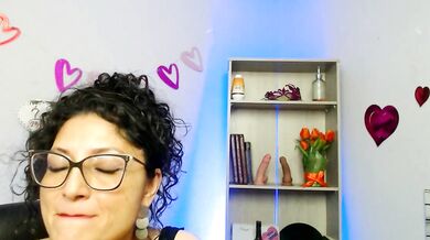 Aromantic Colombian MILF Aromanna Ros3 gets kinky talking dirty & oiled up for a private show