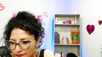 Aromantic Colombian MILF Aromanna Ros3 gets kinky talking dirty & oiled up for a private show