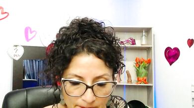 Aromantic Colombian MILF Aromanna Ros3 gets kinky talking dirty & oiled up for a private show