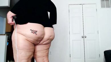 Watch plusizebigbooty, a white-mature cam girl, pleasure herself with a dildo & vibrator