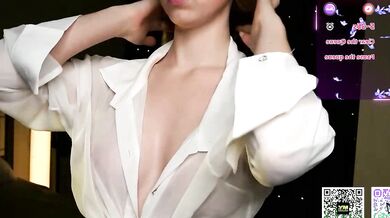 NoreenHatter records herself in private with a deepthroat and handjob for her cam2cam besties