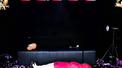 XMH100, the petite-asian hottie, gets dirty with her Chinese lover in a record-breaking solo dance