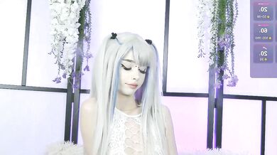 Xenomy's mesmerizing streamer seduces with her seductive charms