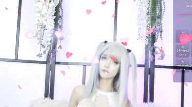 Xenomy's mesmerizing streamer seduces with her seductive charms