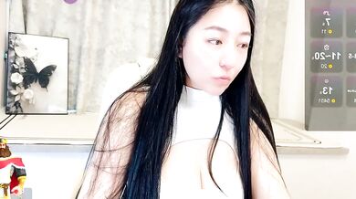 Yujiefan818's steamy face-sitting session with a big dildo and vibrator