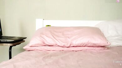 Watch Ronny_Ponny's mesmerizing buttocks as she captivates with her stunning mounds and sexy moves